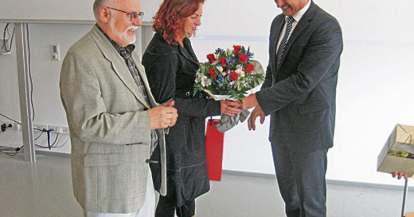Auch Bürgermeister Joachim Rodenkirch lobte das ehrenamtliche Engagement von Lehrerin Helma Thelen-Oberbillig. Mit im Bild Helmut Roth, der oft als Begleitperson mitfuhr.