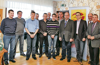 Unser Foto zeigt den neuen Obermeister Bernd Elsen (3.v.r.), seinen Vorgänger im Amt, Rudolf Mathey (4.v.r.) Geschäftsführer  Dirk Kleis (2.v.r.), Hwk-Vizepräsident Hermann Zahnen (rechts) sowie die neuen Vorstandsmitglieder der Elektroinnung Westeifel