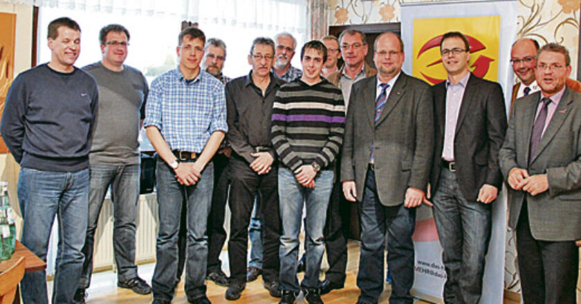 Unser Foto zeigt den neuen Obermeister Bernd Elsen (3.v.r.), seinen Vorgänger im Amt, Rudolf Mathey (4.v.r.) Geschäftsführer Dirk Kleis (2.v.r.), Hwk-Vizepräsident Hermann Zahnen (rechts) sowie die neuen Vorstandsmitglieder der Elektroinnung Westeifel
