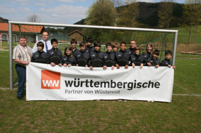 Unser Bild zeigt Herrn Zickert und Herrn Müller mit der Mannschaft und dem Trainer Udo Evertz.