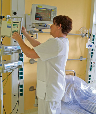 Eines der 6 Monitorüberwachungsbetten auf der Stroke Unit im St. Elisabeth Krankenhaus, Wittlich. Foto: Verbundkrankenhaus