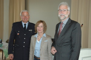 Das Foto zeigt Leitenden Polizeidirektor Jürgen Schmitt, Beate Hecker und Bürgermeister Dr. Karl-Heinz Frieden (von links).