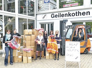 Das GSG Auftrags- und Versandteam mit einem Teil der gespendeten Jacken, Hosen und Westen (Foto: GSG Geilenkothen GmbH)