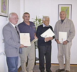 von links: Vorsitzender Johann Kauth, Bezirkssportwart Dieter Freudenreich, 2. Vorsitzender Alois Otte und Kassenwart Werner Mereien.