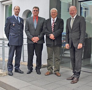 v.l.n.r. Alfred Haas (Dienststellenleiter der PI Daun), Manfred Sartoris, Johann Strunk und Polizeipräsident Lothar Schömann