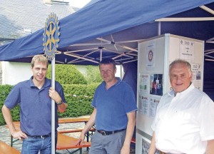 Drei Rotarier des RC Daun-Eifel, Vorfreude auf eifrige Käufer, Lohn der Mühe  (von links: Rainer Schüller, Stefan Meffert, Friedhelm Knie). 