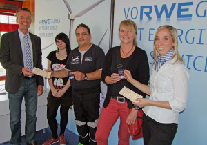 RWE Kundenberater Natalie Geppert (re.) und Gerhard Retterath (li.) übergeben die VIP-Tickets an (v.li.) Jessica und Norbert Kniestedt sowie Manuela Ewen