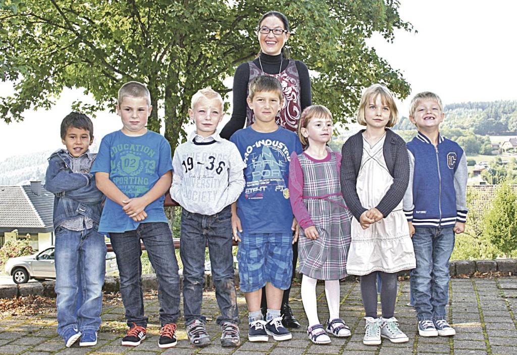 Neroth. Schulleiterin Anke Brausch mit den neuen ABC-Schützen 2013. Sie leitet in Neroth eine sogenannte Zwergenschule. Mit momentan 36 Kindern in den Kombinationsklassen 1/2 und 3/4 lernen und arbeitet sie mit den Kindern mitten in der Eifel, im idyllisch gelegenen Neroth. 
