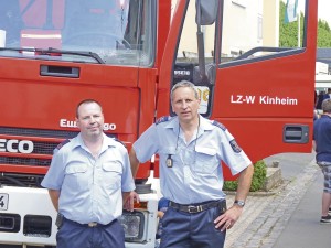 Zugführer Thomas Roth (links) und Wehrführer Klaus Rainer Schäfer vor dem Fahrzeug des Katastrophenschutzes (Foto: Karl-Heinz Gräwen)