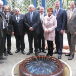 Bürgermeister Hasenberger  (2.v.l.) und seine Ehrengäste, darunter auch Gesundheitsminister Dr. Marcel Huber (2.v.r.) bei der Chrysantiquelle im Kurpark 