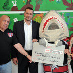 John Tripp übergibt Rekordsumme aus der Haie-Charity an den Förderverein für krebskranke Kinder in Köln!  Foto: KEC