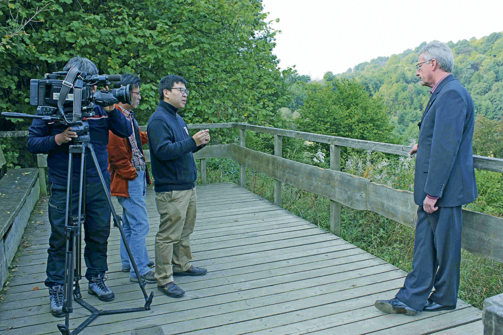 Das Team von JIBS-TV interviewte auch den Aufsichtsratsvorsitzenden des Natur- und Geoparks Vulkaneifel, Werner Klöckner, auf der Besucherplattform am Weinfelder Maar.