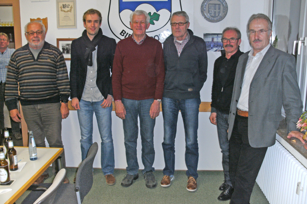 Der neue Vorstand von links nach rechts: Richard Rodermann, Chorleiter Benedikt Lorse, Karl Seidel, Klaus Sohns, Walter Hellen, Klaus Wilhelm Müller.