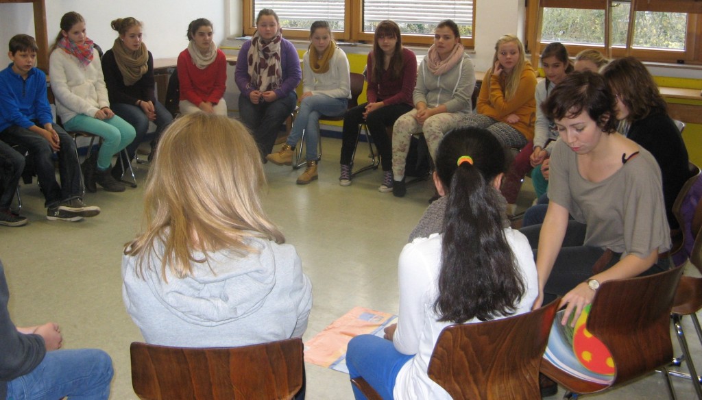 Die Lektorin Céline Caillol vom Institut Français in Mainz zusammen mit Schüler und Schülerinnen der 7. Klassen.