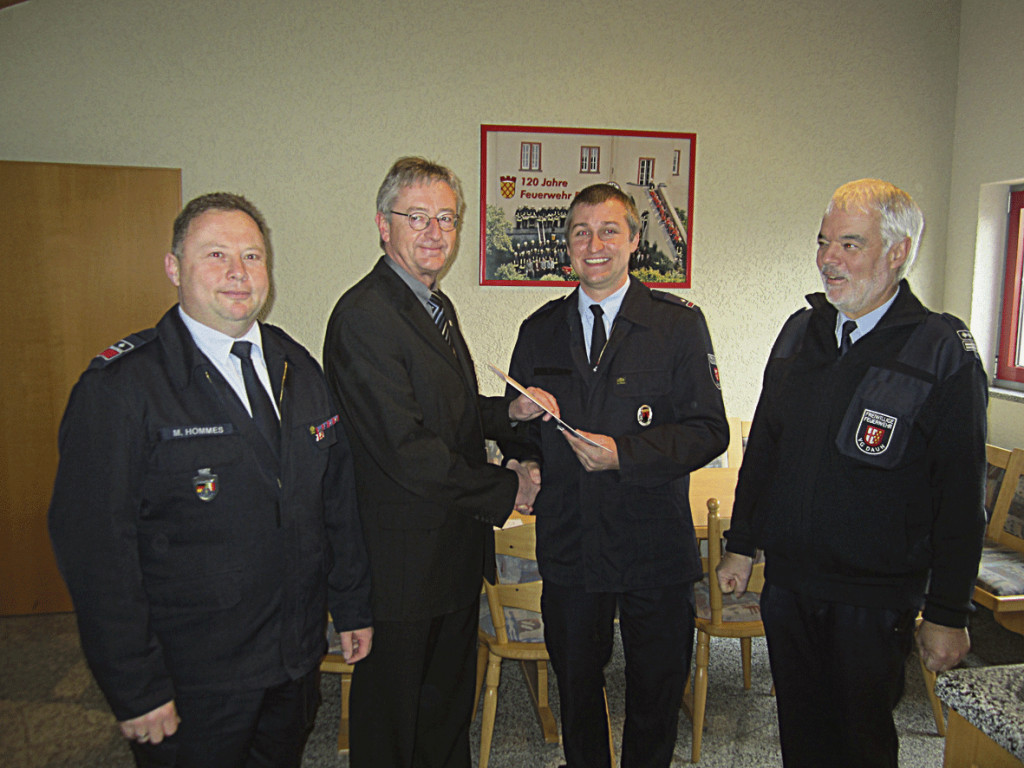 Im Beisein von Wehrführer Manfred Hommes (links) und Wehrleiter Manfred Reicherz (rechts) wird Rene Schäfer von Bürgermeister Werner Klöckner zum stellvertretenden Wehrführer der Feuerwehr Daun ernannt.