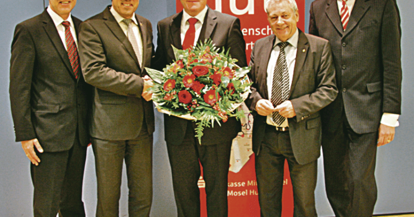 Die Gratulanten von links nach rechts: Lothar Künzer, Landrat Gregor Eibes, Edmund Schermann, Landrat Manfred Schnur und Gunther Wölfges