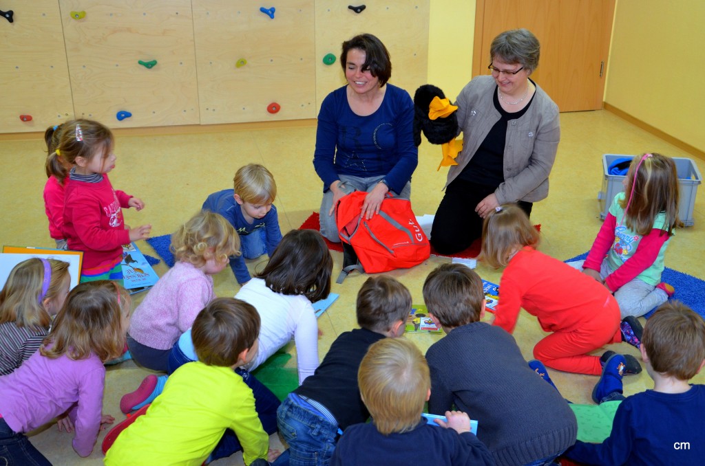 Mit dem Wanderraben im Gepäck sind Anke Freudenreich und Annette Münzel unterwegs in Kindertagesstätten.