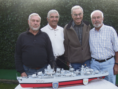 Auf dem Foto ist Norbert Bergelt (Rechts) mit 3 weiteren Zerstörerfahrern der Marinekameradschaft Daun vor dem Modell eines  Zerstörers des Fletcherklasse zu sehen