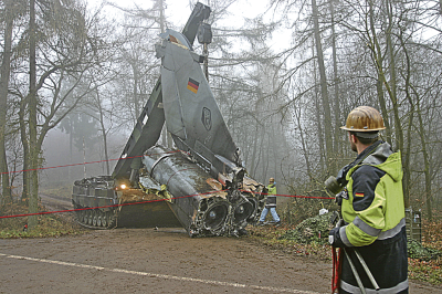 Das Heck des abgestürzten Tornado vom Taktischen Luftwaffengschwader 33 in Büchel mit einem Bergepanzer in einer Waldschneise  bei Laubach.  Foto: EAZ - Florian Hanf