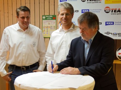 Auf dem Bild (von links nach rechts): Peter Libowsky (2. Vorsitzender des DJK SV Phönix Schifferstadt), Thomas Fetzer (1. Vorsitzender ) und 05-Vorstandsmitglied Hubert Friedrich unterzeichnen den Kooperationsvertrag. Foto: FSV
