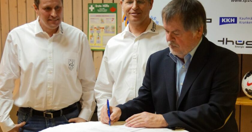Auf dem Bild (von links nach rechts): Peter Libowsky (2. Vorsitzender des DJK SV Phönix Schifferstadt), Thomas Fetzer (1. Vorsitzender ) und 05-Vorstandsmitglied Hubert Friedrich unterzeichnen den Kooperationsvertrag. Foto: FSV