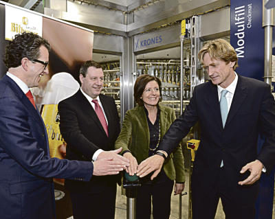 Jan Niewodniczanski (r.) drückt mit Ministerpräsidentin Malu Dreyer,  Landrat Dr. Joachim Streit (li.) und Dr. Werner Wolf (mi.) gemeinsam den Startknopf der neuen Abfüllanlage „4“ 