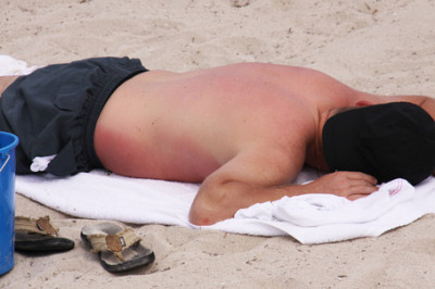  Hautkrebs lässt sich einfach vorbeugen: Schatten statt Sonne, Freizeitaktivitäten nicht in den Mittagsstunden, Sonnenschutzcreme mit hohem Lichtschutzfaktor, Sonnenbrille und der Verzicht auf Solarien. Foto: dpp 