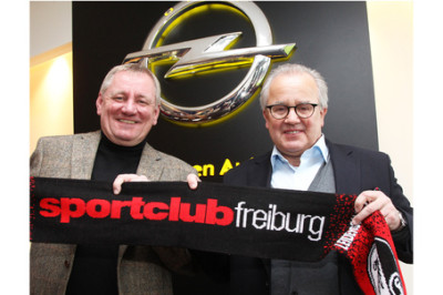  Willkommen im Team: Opel Vertriebsvorstand Peter Küspert (l) und Freiburg-Präsident Fritz Keller. Foto: Opel/dpp-AutoReporter 