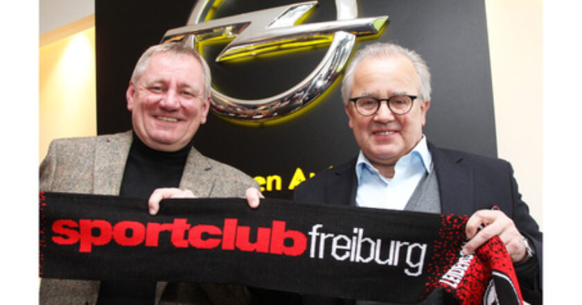 Willkommen im Team: Opel Vertriebsvorstand Peter Küspert (l) und Freiburg-Präsident Fritz Keller. Foto: Opel/dpp-AutoReporter