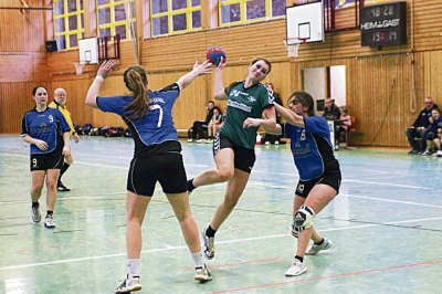 Simone Schmitz die sich hier gegen zwei Mertesdorfer Spielerinnen durchsetzt (Foto Michael Schröder / mjs-foto.de)