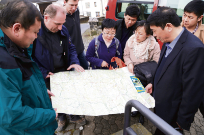 Dr. Andreas Schüller erläutert den chinesischen Kollegen aus dem Wudalianchi Global Geopark die Exkursionsroute.