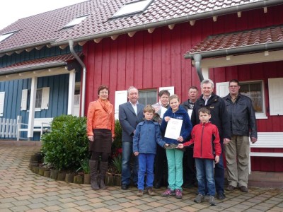 Familie Hens mit Ortsbürgermeister Reinarz, Ortsvorsteher Wirtz und Rita Kallenberg von der Urlaubsregion Hillesheim.