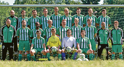 Herrenmannschaft des TuS05 Daun mit den Trainern Martin Müller (2. Reihe v.li.) und Sven Edinger (1. Reihe v.li.)