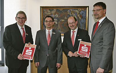 v.l.n.r. Alois Manstein (KSK Marketing), Manfred Ehlen (K.S.K.), Dietmar Pitzen  (Vorstand KSK), Heinz Peter Thiel (Landrat u. Vors. Stiftungsrat)