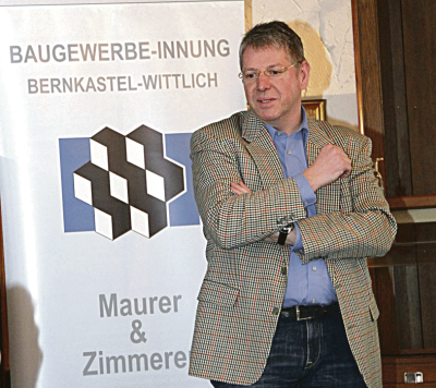Axel Bettendorf (Leiter Umweltzentrum der Handwerkskammer Trier) erläutert  die gesetzlichen Veränderungen in der neuen Energiesparverordnung – ENEV 2014 Foto-Autor: Kreishandwerkerschaft MEHR