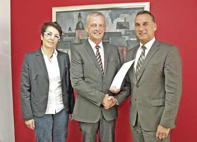 Bürgermeister Joachim Rodenkirch (rechts) und Personalratsvorsitzende Simone Röhr gratulieren Büroleiter Rainer Stöckicht zur Beförderung. Foto: Jan Mußweiler