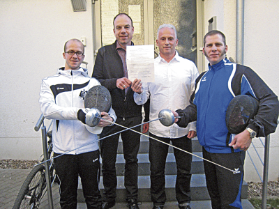 Vor der Geschäftsstelle des PST besiegeln Thomas Lorenz (2. von rechts), Thorsten Meienbrock (2. von links), Rouven Krell (links) und Tobias Völkel (rechts) die Kooperation der Fechter aus Trier und Wittlich.