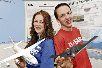 Die beiden jungen Flugzeugkonstrukteure