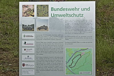 Auf einer großformatigen Informationstafel wird die Bedeutung des Naturschutzgebietes Mesenberg dargestellt und auf den Aspekt „Bundeswehr und Naturschutz“ detailliert eingegangen.   Foto: Thomas Steinmetz