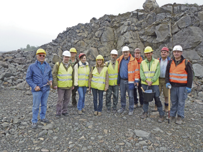 Die Eifel-Mineralogen W. Schüller (Mitte) und F. Bongartz (links) mit ihren internationalen Kollegen im knackfrischen Steinbruch  Dr. P. Bitschene/Naturkundemuseum Gerolstein
