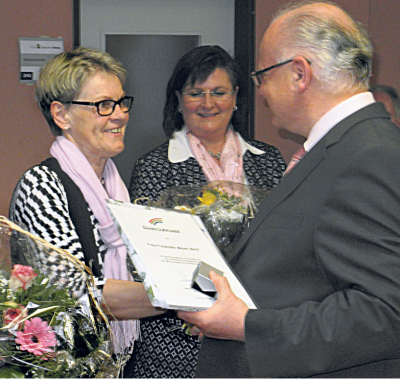 Foto v.l.n.r.: Franziska Meyer-Heck, Monika Neumann, Klaus Schildgen Herr Schildgen (1. Vorsitzender) gratuliert Frau Meyer-Heck und würdigt ihre Arbeit und ihr Engagement.