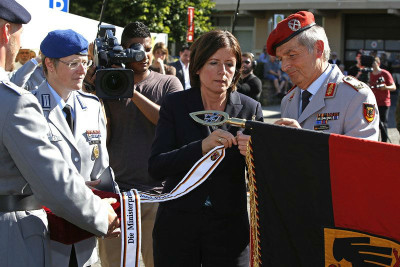 Verleihung des Fahnenbandes durch Ministerpräsidentin Malu Dreyer; Bild: Pascal Rojahn