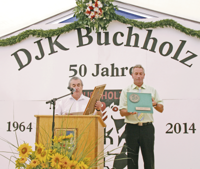 Vinzenz Klein (links) überreicht für den Fußball- und Sportkreis dem DJK-Vorsitzenden Stefan Weber die Festplakette