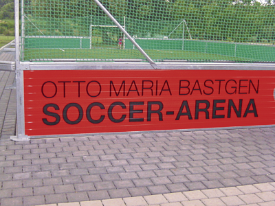 Jetzt ist es offiziell: Die Kleinfeldanlage in Kinderbeuern trägt den Namen Otto Maria Bastgen Soccer Arena