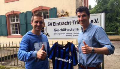 SVE-Geschäftsführer Jens Schug (rechts) begrüßt Milorad Pekovic, Foto: Eintracht Trier