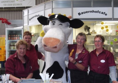 2014-08-16-Landfrauen aus dem Kreis Euskirchen freuen sich über Lottes Besuch im Bauernhofcafé