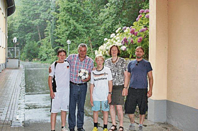 von links G. Rodermund (1.Vors. TuS Reil), Yannik, Elke Remmert (stellv. Einrichtungsleiterin), Dominik, Christian Hahn (Leiter Fußball AG