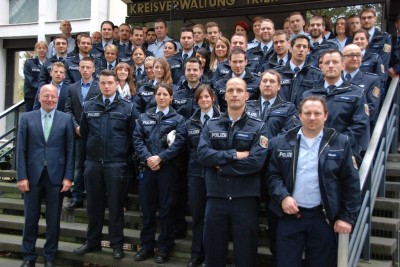 Polizeipräsident Lothar Schömann (links) mit den zuversetzten Beamtinnen und Beamten.