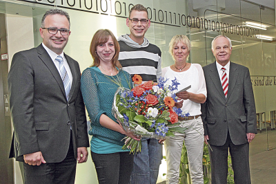 Bankvorstand und Kundenberaterin Maria Dederichs begrüßen die Jubiläumsmitglieder Kevin Fritzsche und Maria Kuhn. Foto: Volksbank
