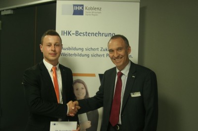 v.l.: Prüfungsbester Tim Wittig mit Dr. Bernd Greulich, Geschäftsführer der IHK Regionalgeschäftsstelle Bad Neuenahr-Ahrweiler.